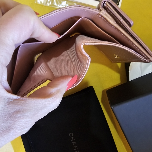 BNWT FULL INCLUSION RARE ROSE GOLD CHANEL COMPACT WALLET - Picture 4 of 4